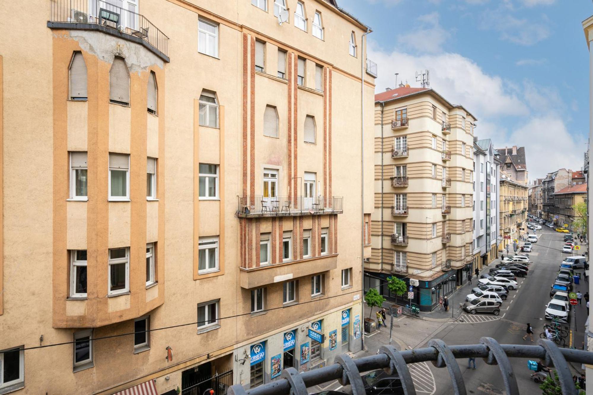 Bpr W21 Retro Home With Balcony — Photos 1