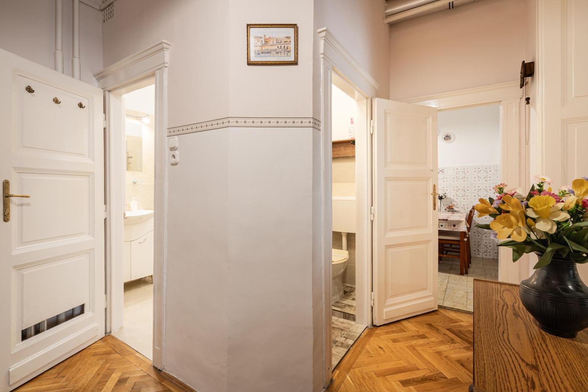 Bpr W21 Retro Home With Balcony — Photos 2