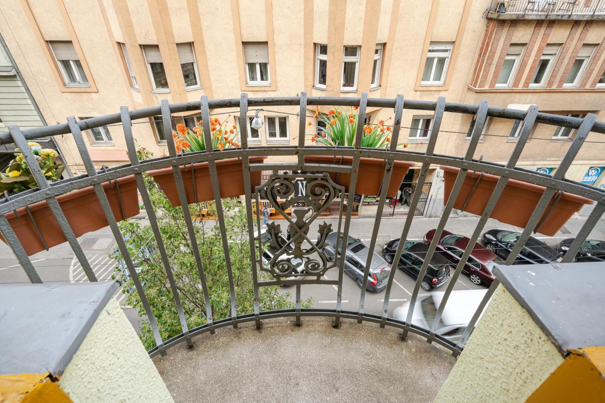 Bpr W21 Retro Home With Balcony, Budapest