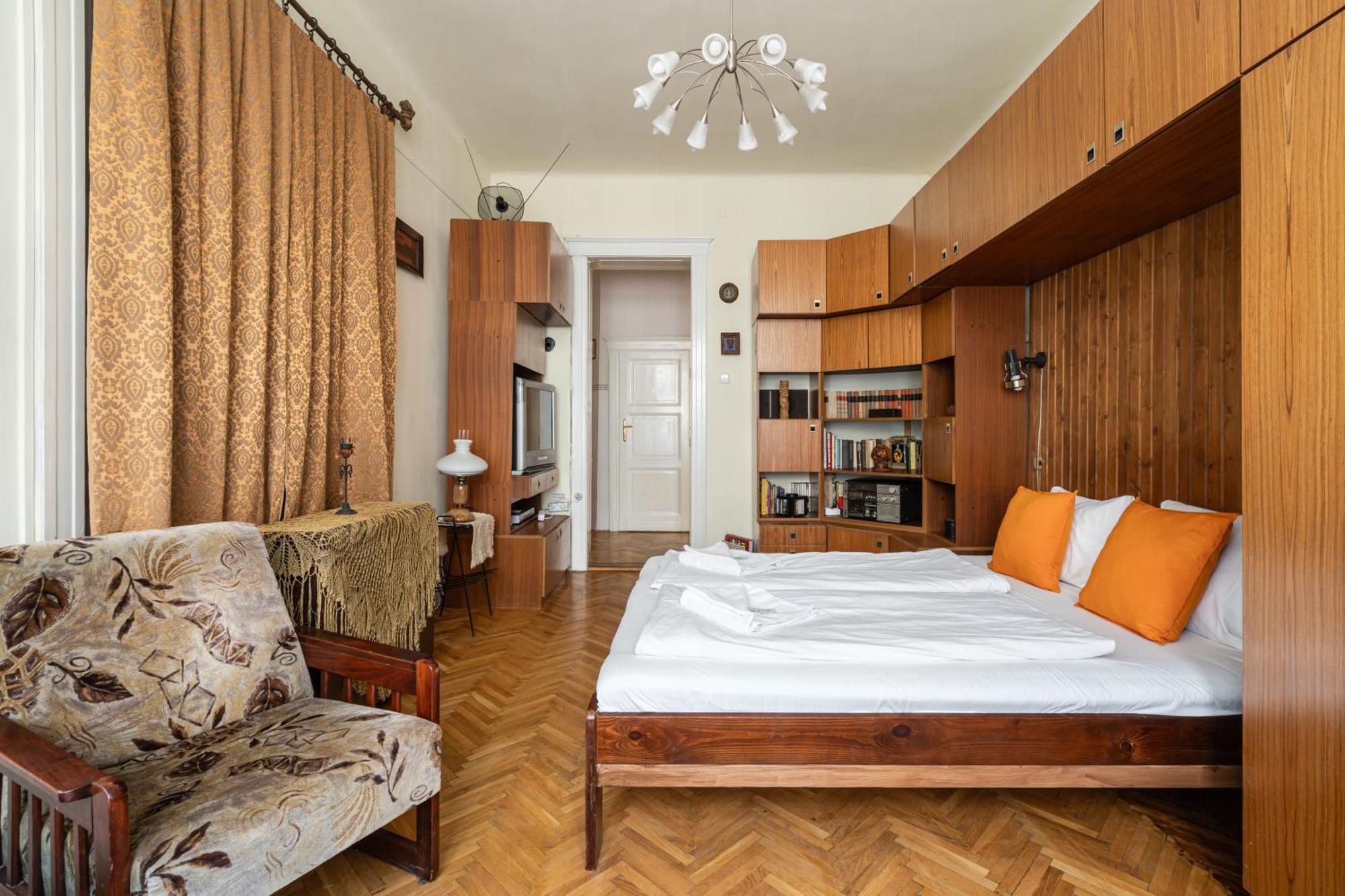 Bpr W21 Retro Home With Balcony — Photos 3